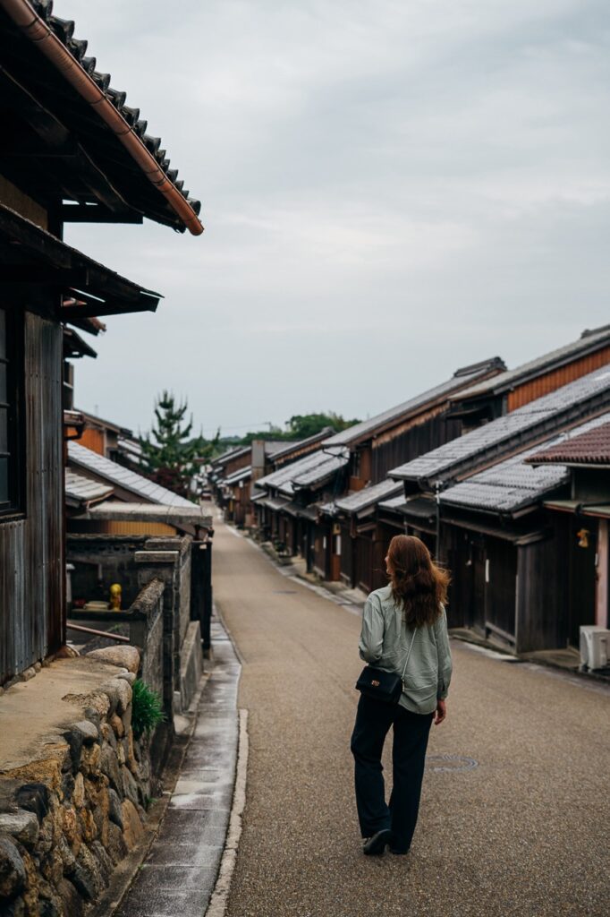 roadtrip door Japan – reizen in Japan – Japans landschap – natuur in Japan – cultuur in Japan – traditionele Japanse architectuur – Japanse tempel – streetfood in Japan – Japanse bergen – reizen met de auto in Japan – lokale ervaringen Japan – authentiek Japan – verborgen plekken Japan – Japanse stad – landelijke Japan – Japan in de herfst – Japan in de lente – avontuurlijke reis Japan – uitzicht in Japan – Japan Nomads reis